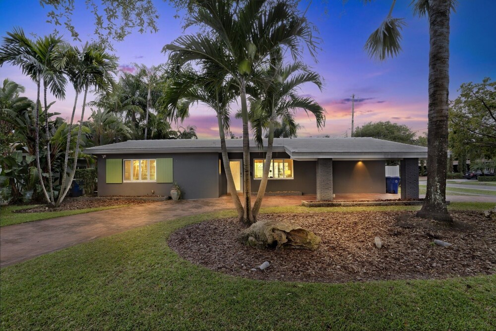 Mid Century Modern Pool Home In The Best Location! 2 Bedroom Home by RedAwning - Image 1