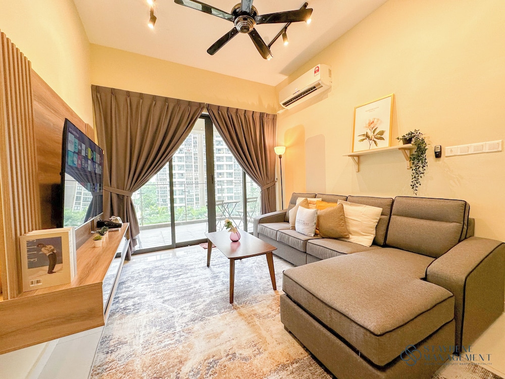 Country Garden Danga Bay Sea View Homestay by Stayrene