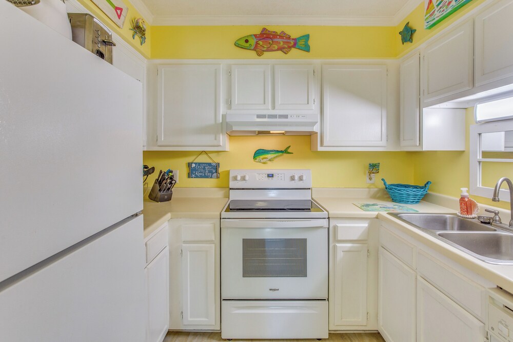 Walk to Shore: Ocean Isle Beach Resort-style Condo