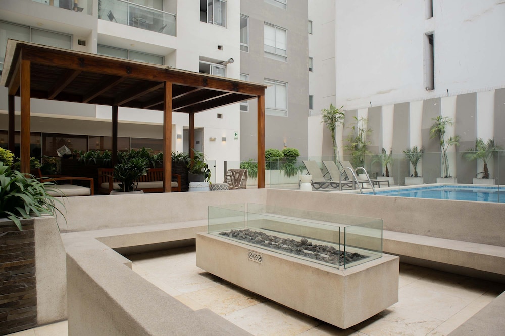 w Bright 1BR w Private Balcony in Barranco