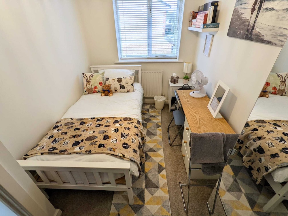 Beautiful 2 Bedroom House in Quiet Location view 3