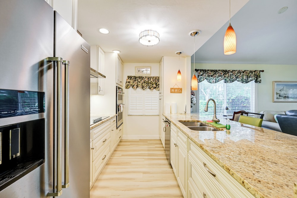 Extended Stay in Estero: Townhome w/ Lake Views!