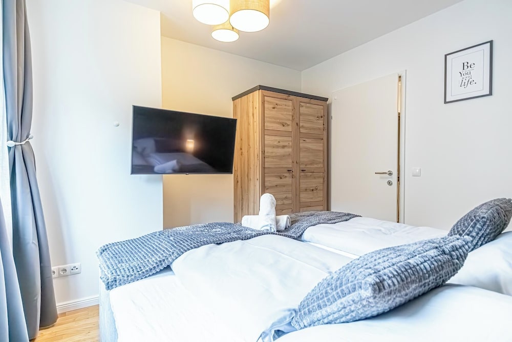 9 Min to City Center 1BR 1LR Balcony