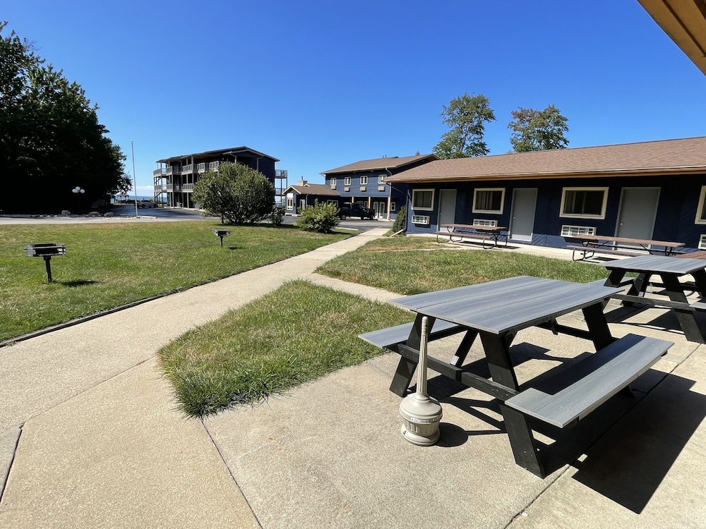 Lake Bluff Inn and Suites