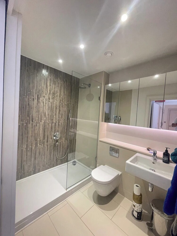 Chic 2BD Flat With Private Balcony - Greenwich