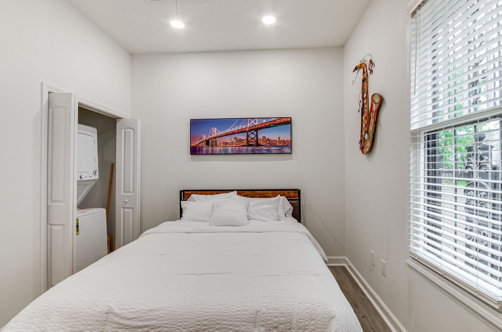 Stylish Home ~ 2 Mi to Jackson State & Belhaven! view 5