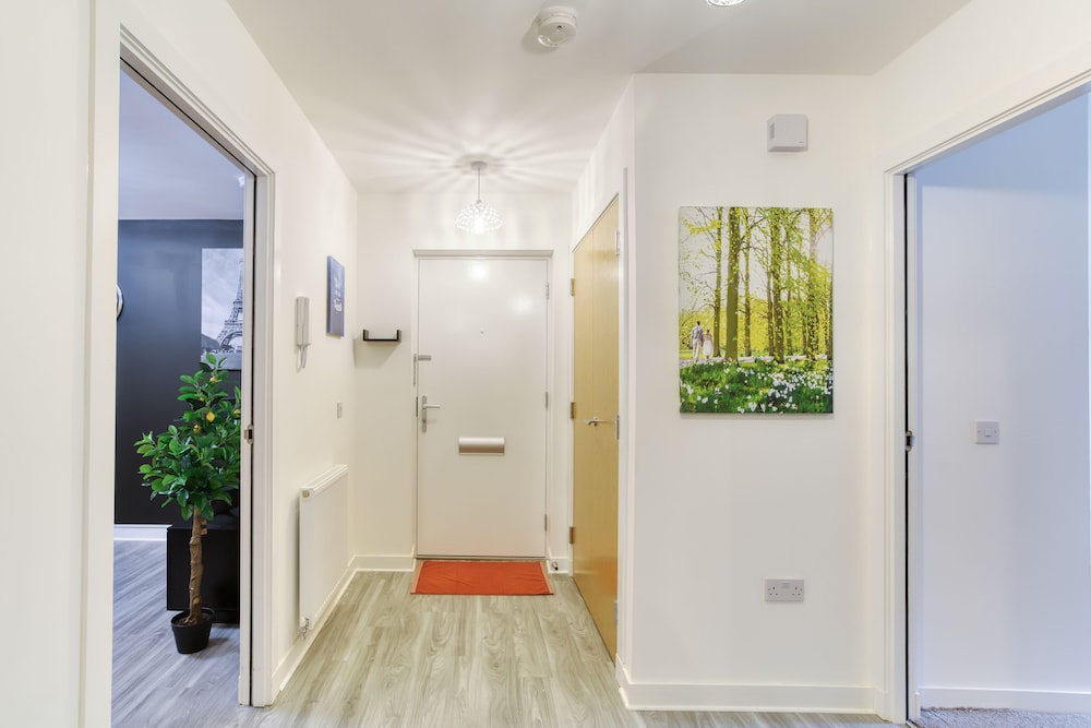 Modern 2 Bed Apartment in Central City view 2