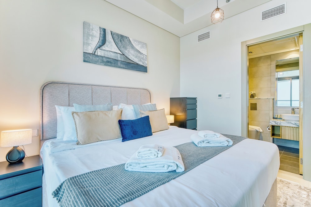 PVH - Contemporary 2BR - Aykon Tower C