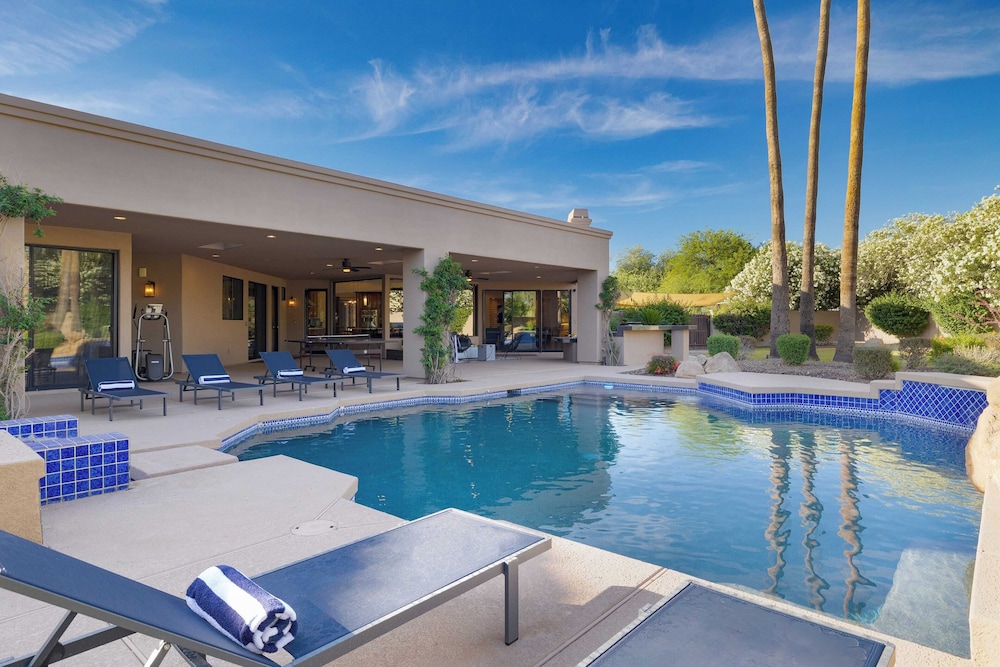 Luxe Scottsdale Oasis With Pool, Hot Tub, Firepit and Outdoor Lounge Avantstay