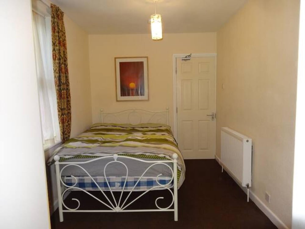 Beautiful 4 Bed House - Great Central Location - Wolverhampton view 5