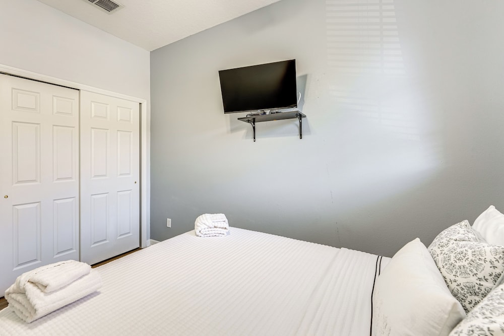 2 Mi to Wdw: Townhouse w/ Patio & Pool Access