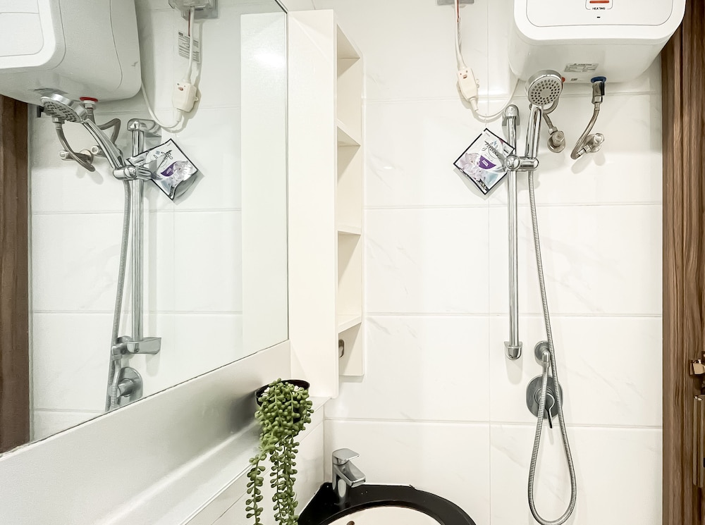 Modern Look And Homey Studio At Apartment Sky House Bsd