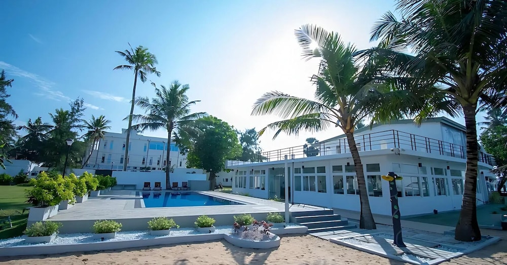 Manara Beach Resort