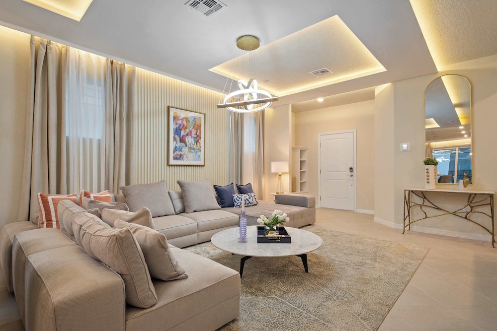 Luxurious Windsor Cay Villa Private Pool, Epic Game Room & Minutes to Disney!