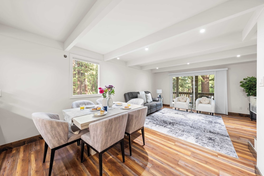 Cozy Forest Hideaway in Incline Village Private Balcony Sierra Solace by Avantstay