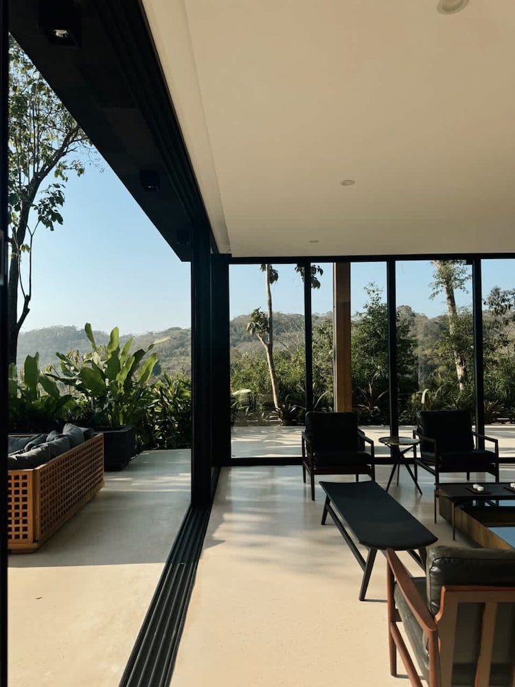 w Spectacular 4BR Villa in Costa Rica