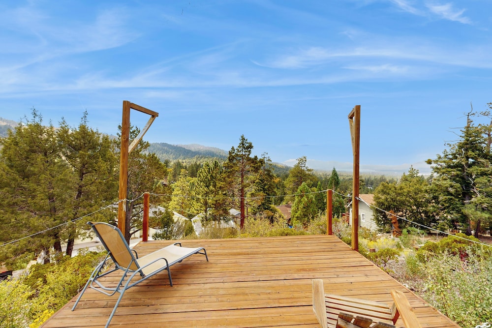 Mountain & Lake View Dog-friendly Retreat
