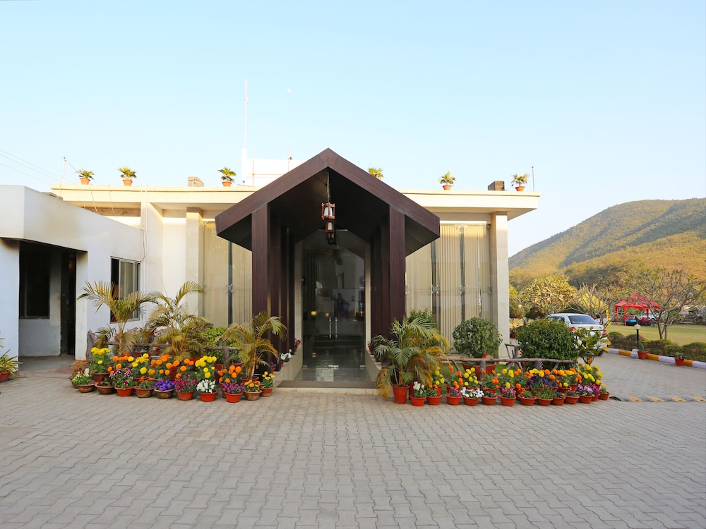 OYO 6315 Golden Leaf Resort