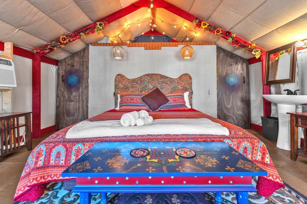 Bohemian Cabin: Hot-tub, Serene Retreat, Pet-friendly, 10-mins to Downtown!