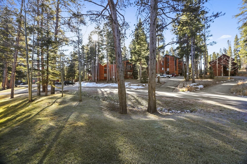 Highwood Hideaway 4 Bedroom Townhouse by RedAwning