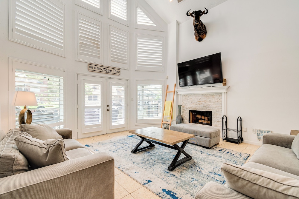Dock & Outdoor Entertainment: Home on Lake Conroe