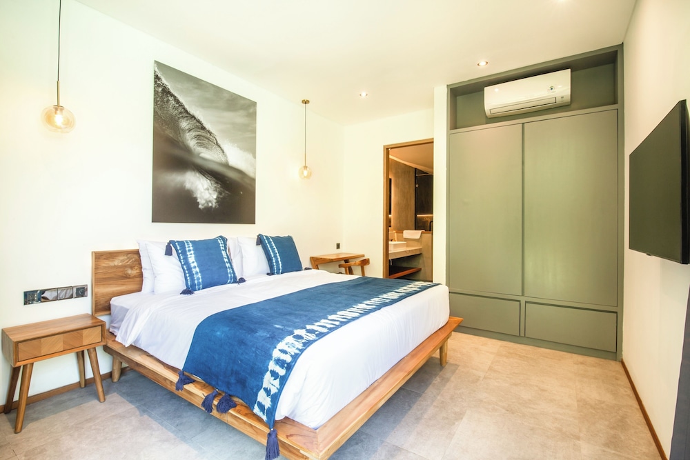 Seaside Escape: 4BR Villa, 190m to Canggu Beach
