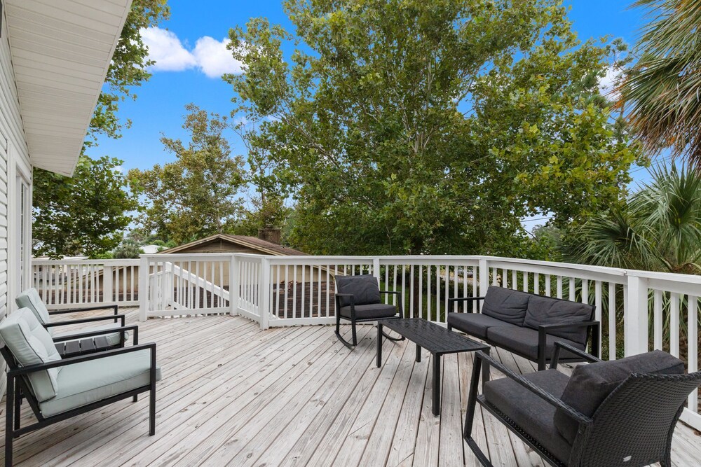 Seas & Greetings! 5BR 4BA House! Elegant Coastal Living Near the Shore