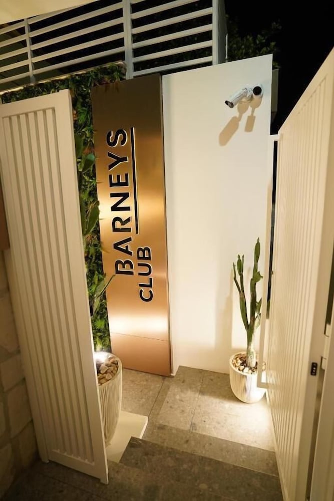 Barneys Club B&b