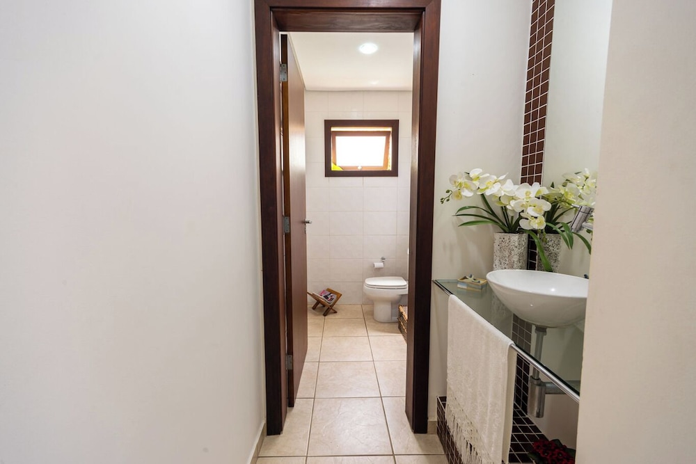 Casa com rea Gourmet e Quintal a 200 m da Praia