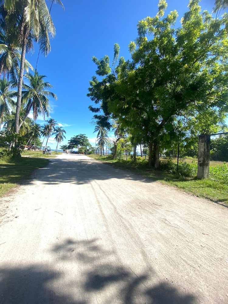 Hibiscus Dive Inn