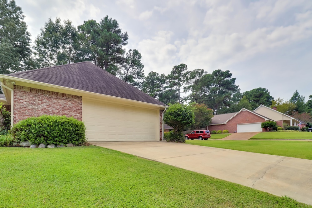 Spacious Suburban Home w/ Pool Access in Ridgeland