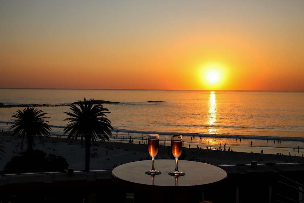 Camps Bay Beachside 2bed w Sea View Cloud 9