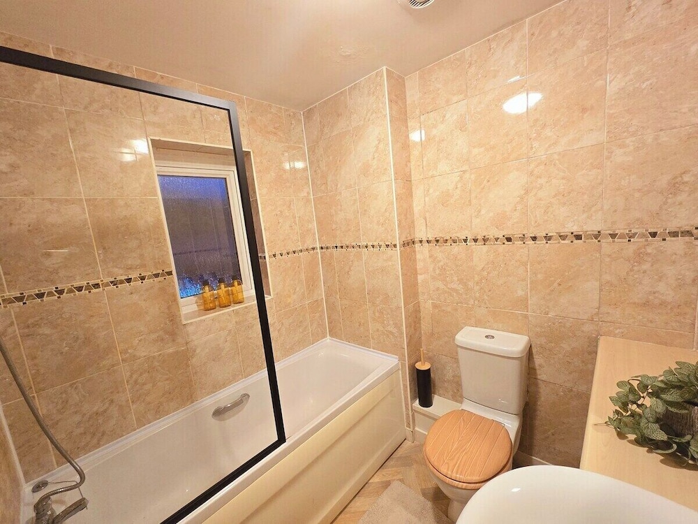 Bright 4-bed Swansea Getaway With Parking