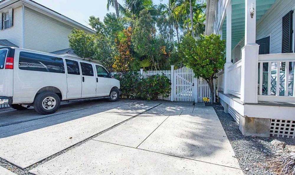 Under the Palms - Relaxing Condo Shared Pool Parking
