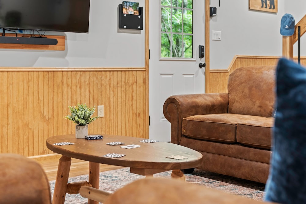 Bluejay Getaway by Avantstay Walk to Lake 7bdr Hot Tub Pool Table