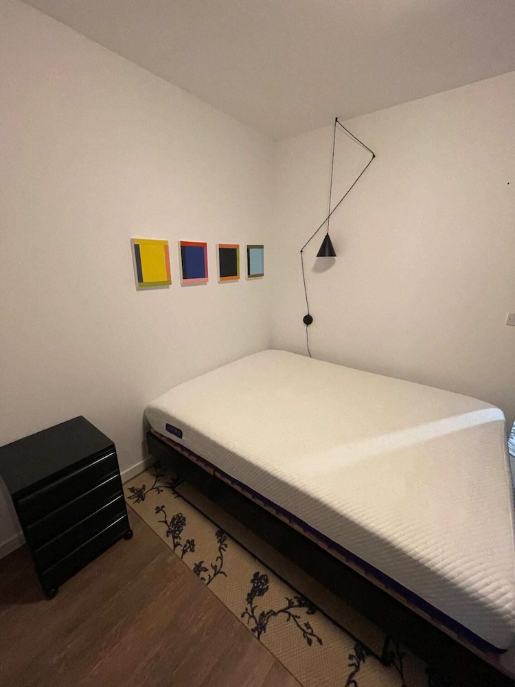 Sleek & Stylish 1BD Flat With Balcony - Old Street