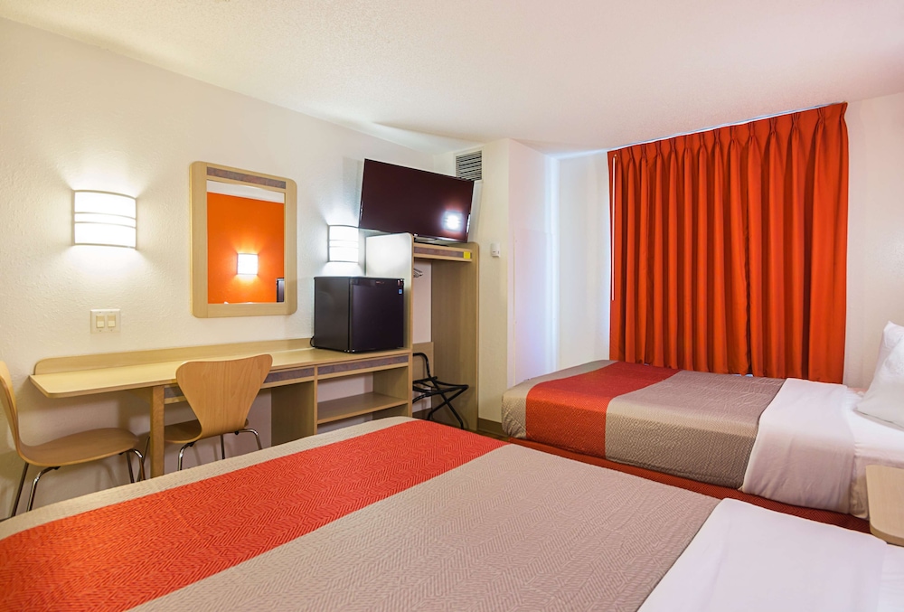 Motel 6 Whitby, ON - Toronto East