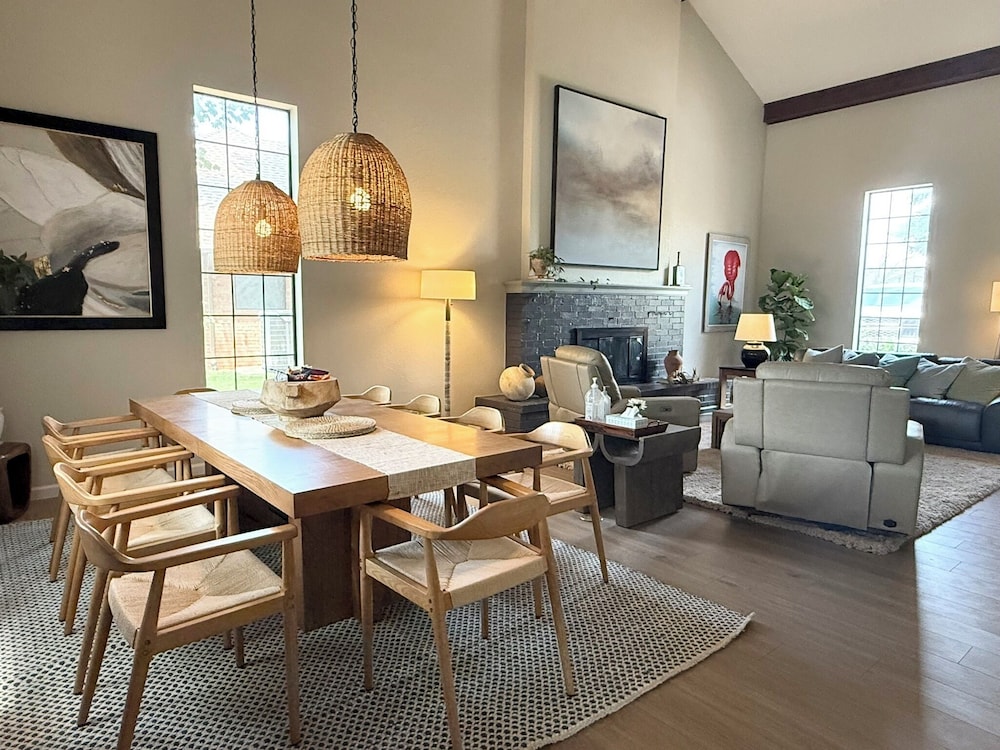Lakeview Lounge Group-friendly Near Hefner LW