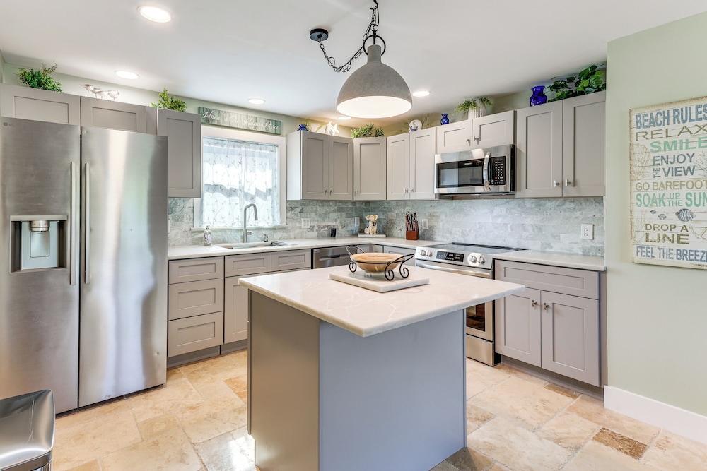 Walk to Parks, Eats & Bars: Stuart Home w/ Patio