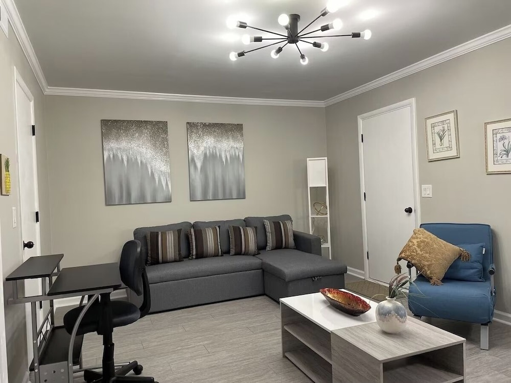 Bright 2BR Townhome Pool & Beach Minutes Away