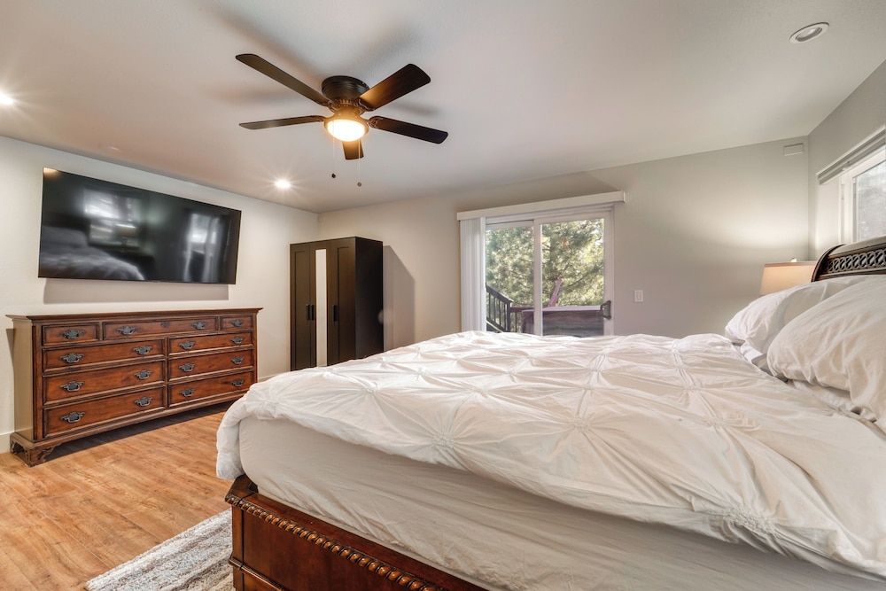 Near Downhill Ski Resort! Hot Tub Haven in Truckee