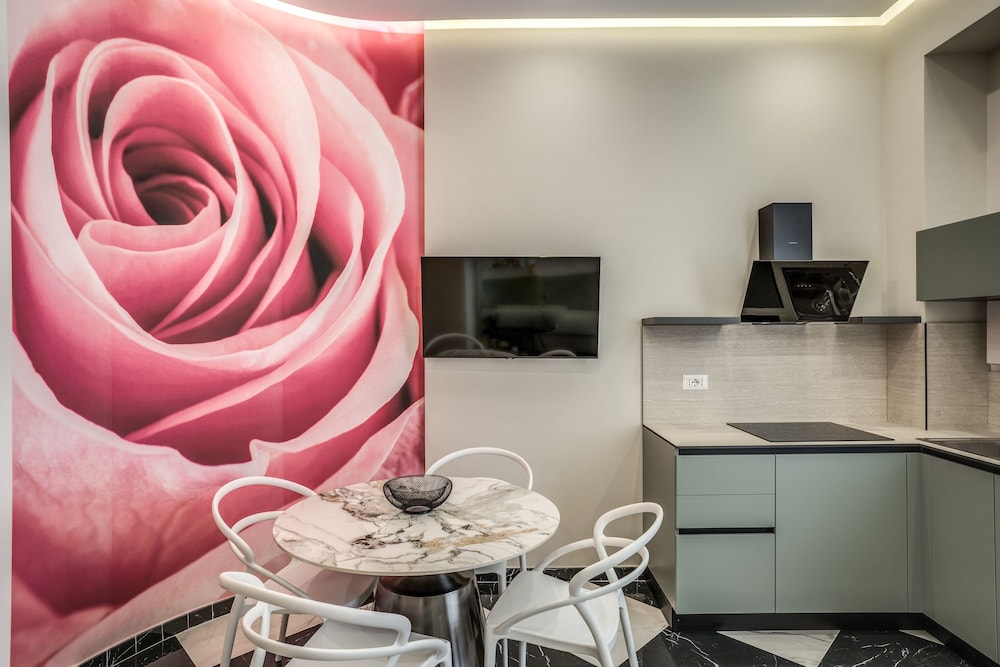 Pink Rose in Naples With 1 Bedrooms and 1 Bathrooms photo 4