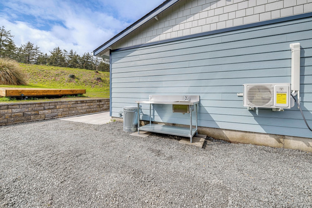 3 Mi to Beach: Oregon North Coast Retreat