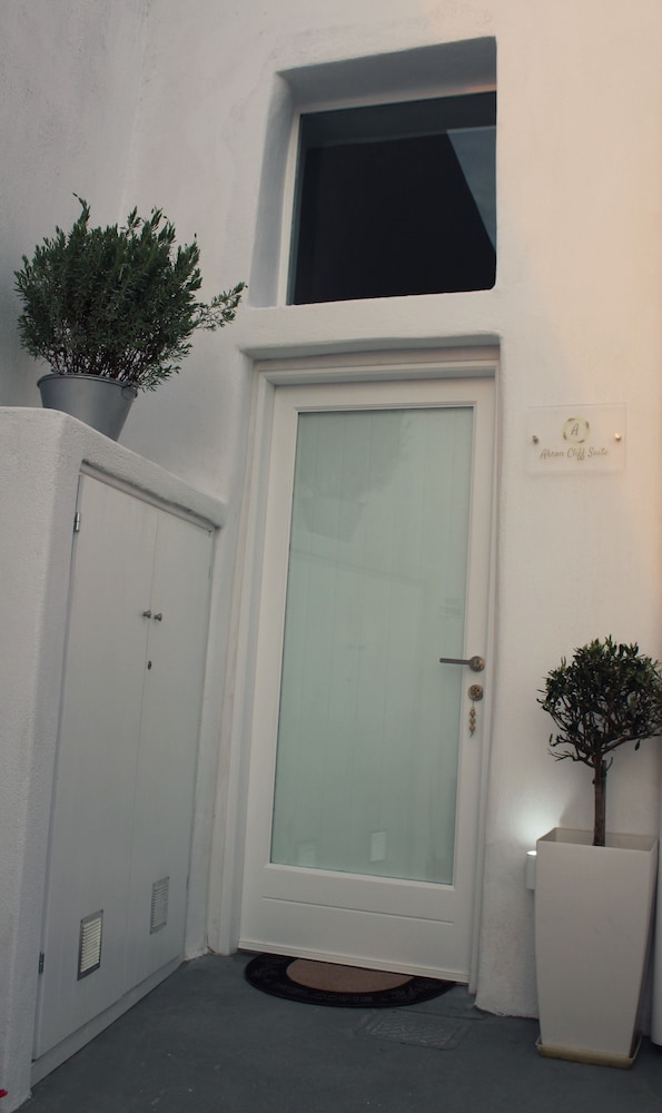 Akron Cliff Suite photo 1