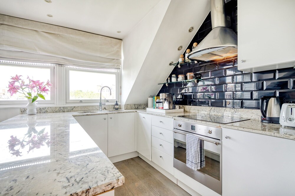 The Luxury Treehouse - One bed Little Venice - by Out of Office Lifestyle