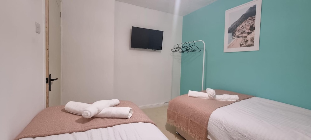Stunning 3-bed Home Near City Centre, Chic Comfort view 5
