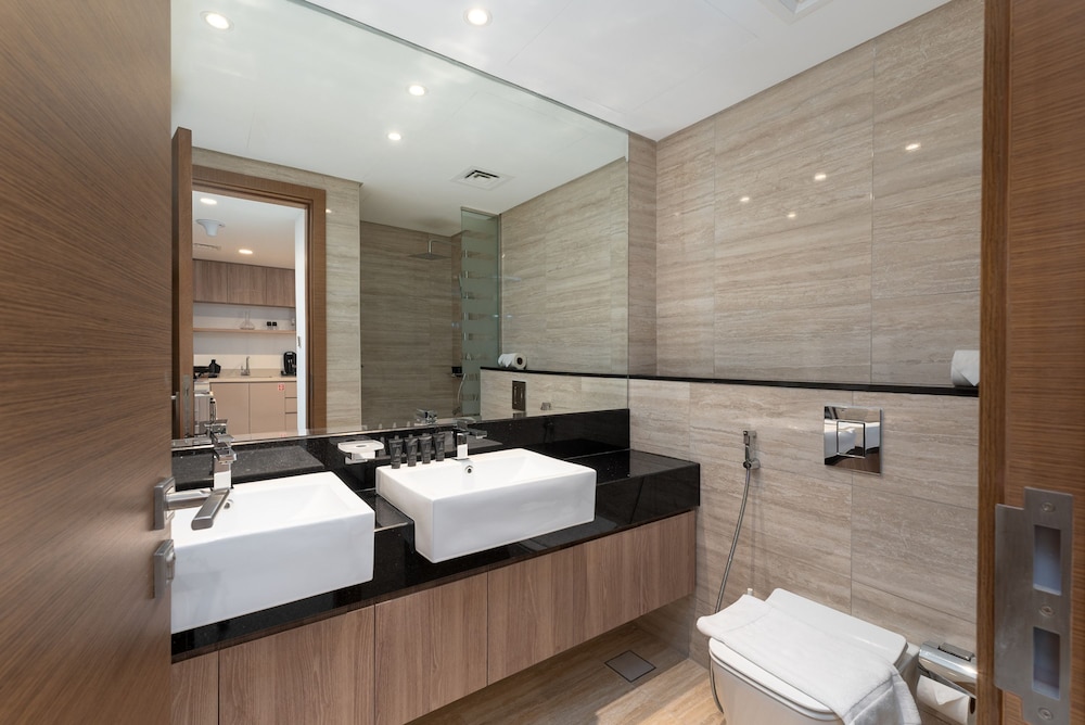 Vibrant 2BR Miami Vibes at Business Bay