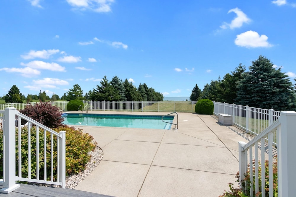 Freshly Updated Lake Michigan Home With Pool