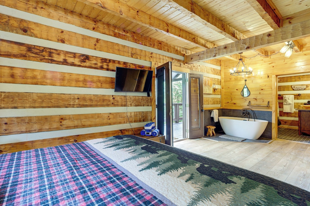 Mins to Dollywood: Boujee Bear Cabin w/ Hot Tub!