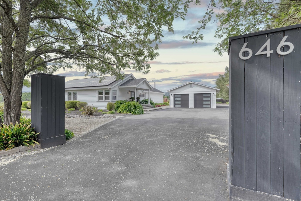 Chic Sonoma Oasis w/ Pool, Bocce, Hot Tub + Minutes to Downtown